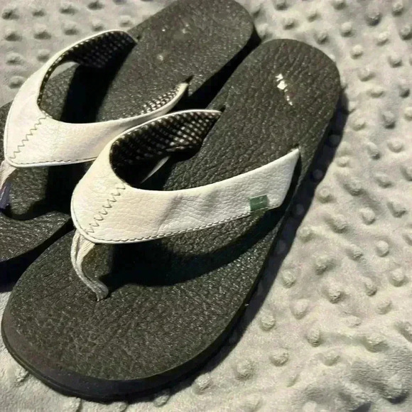 Sanuk White Yoga Mat Flip flops, Size 10 - Picture 2 of 3